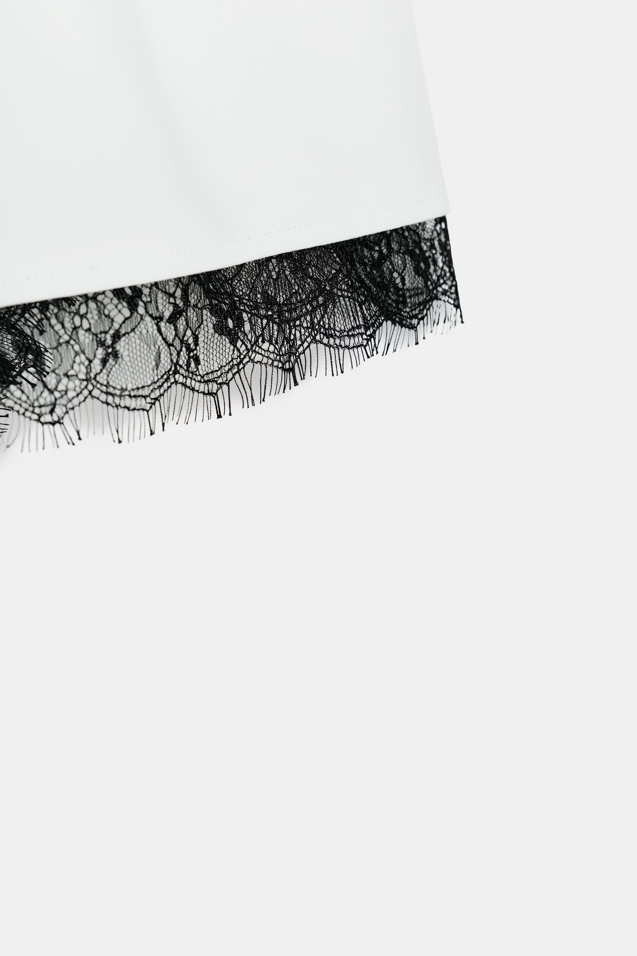 BERMUDA EN MATIÈRES VARIÉES AVEC DENTELLE